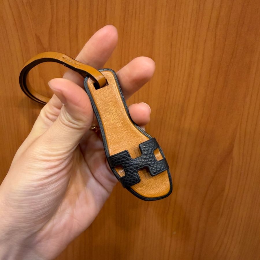 Hermes 黑Epsom皮棕牛皮小拖鞋吊飾-0