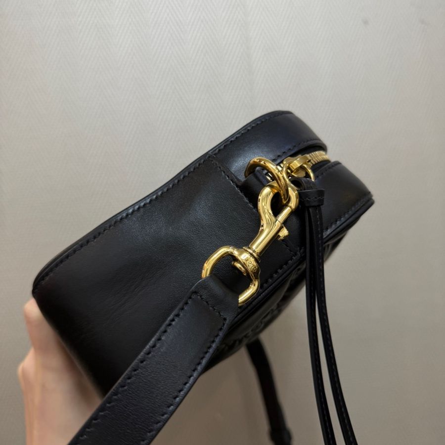 Gucci 黑牛皮橫縫紋金釦斜背相機包-3