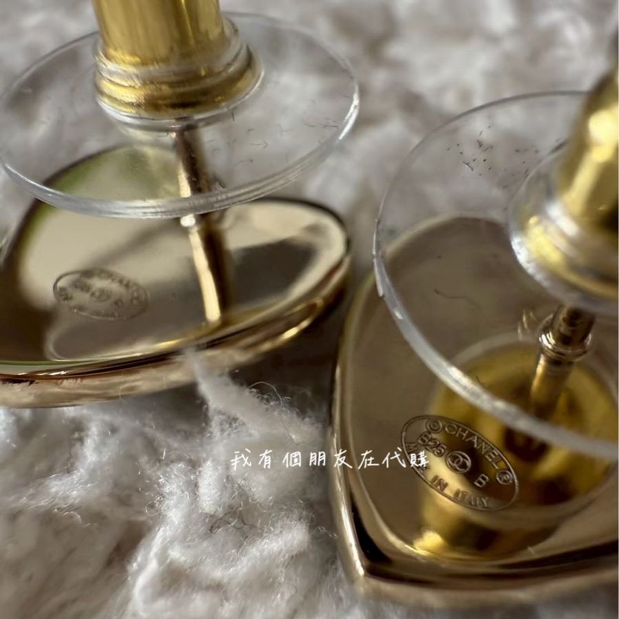 《我有個朋友在代購》香奈兒黑色琺瑯迷你愛心耳環🖤-4