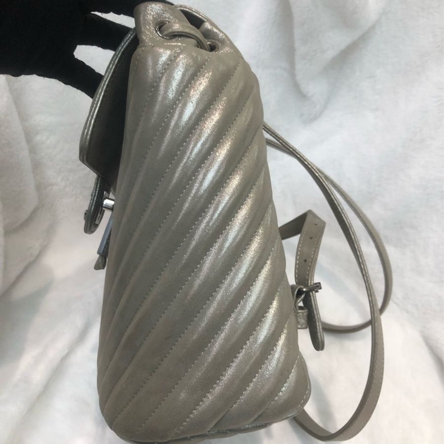Chanel 銀色V紋背囊 XC245-3