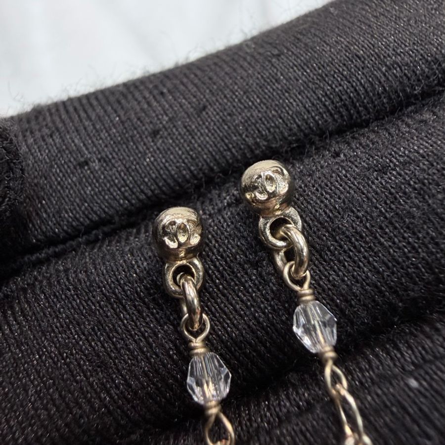 Chanel 垂吊粉色Tweed 款設計水鑽珍珠雙C耳環 XB969-6