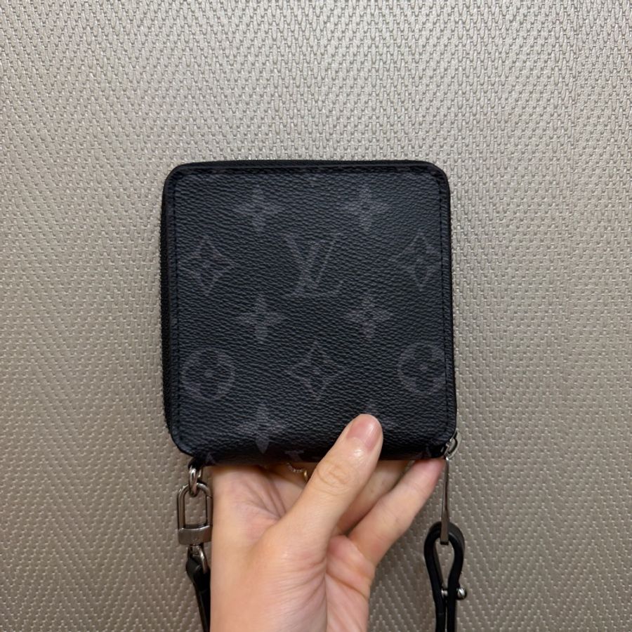 LV 黑灰原花銀釦ㄇ拉短夾(掛繩可拆)-0