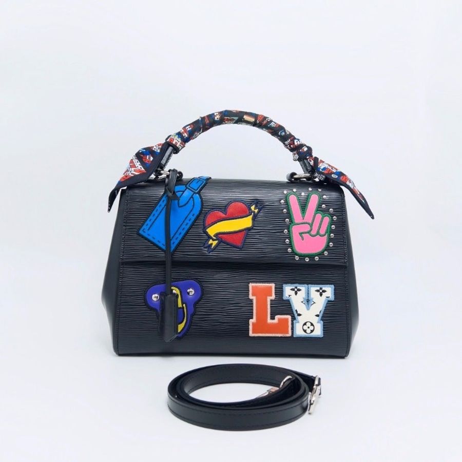 LV 限量款Cliuny 黑色水波紋徽章手提肩背包25*19*10 9新 配件絲巾塵袋-1