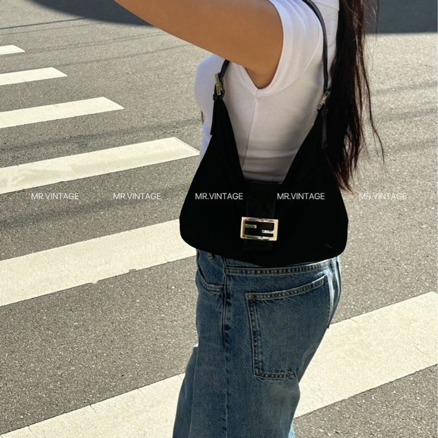 🏷️ Fendi 牛角包-1