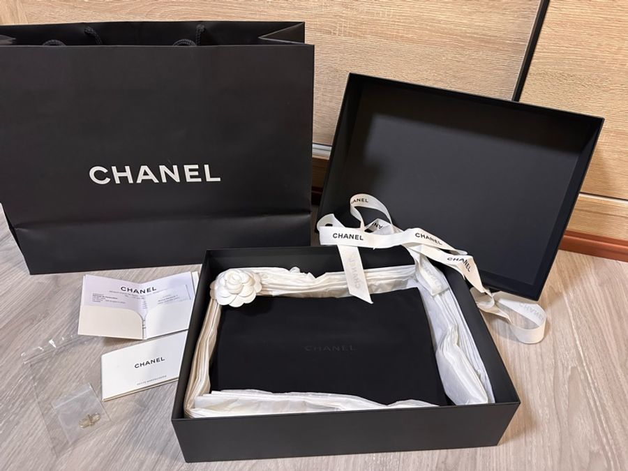 Chanel 23K 黑色亮面牛皮 黑銀鑽把手機包-5