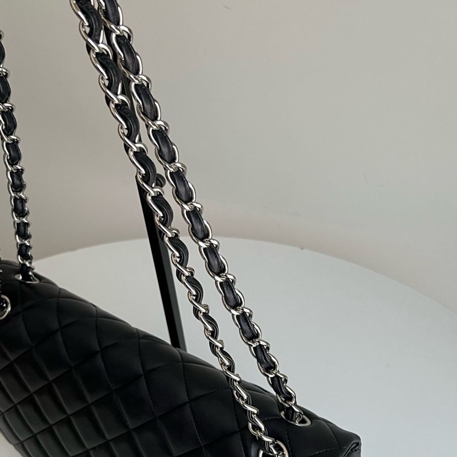 CHANEL 經典maxi 羊皮鏈條包（黑銀配色）大號-23