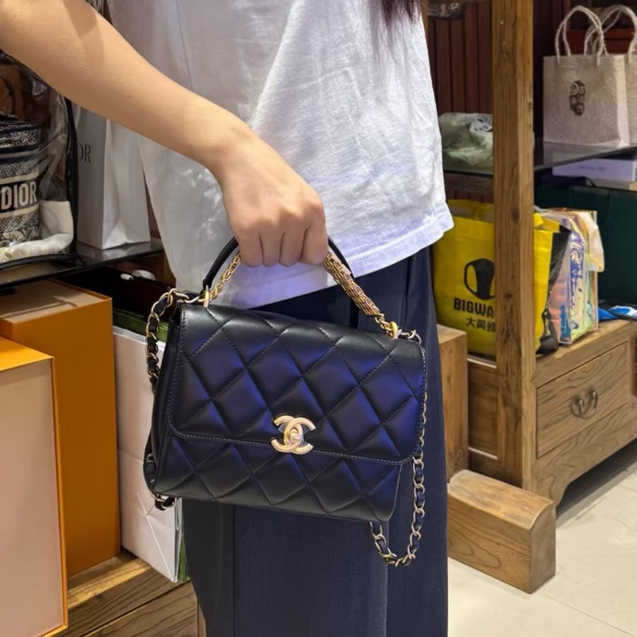 美神駕到❤️🔥99新限量🆕Chanel香奈兒黑金水鑽logo字母手柄秀款大號口蓋包鏈條包單肩斜挎包-2