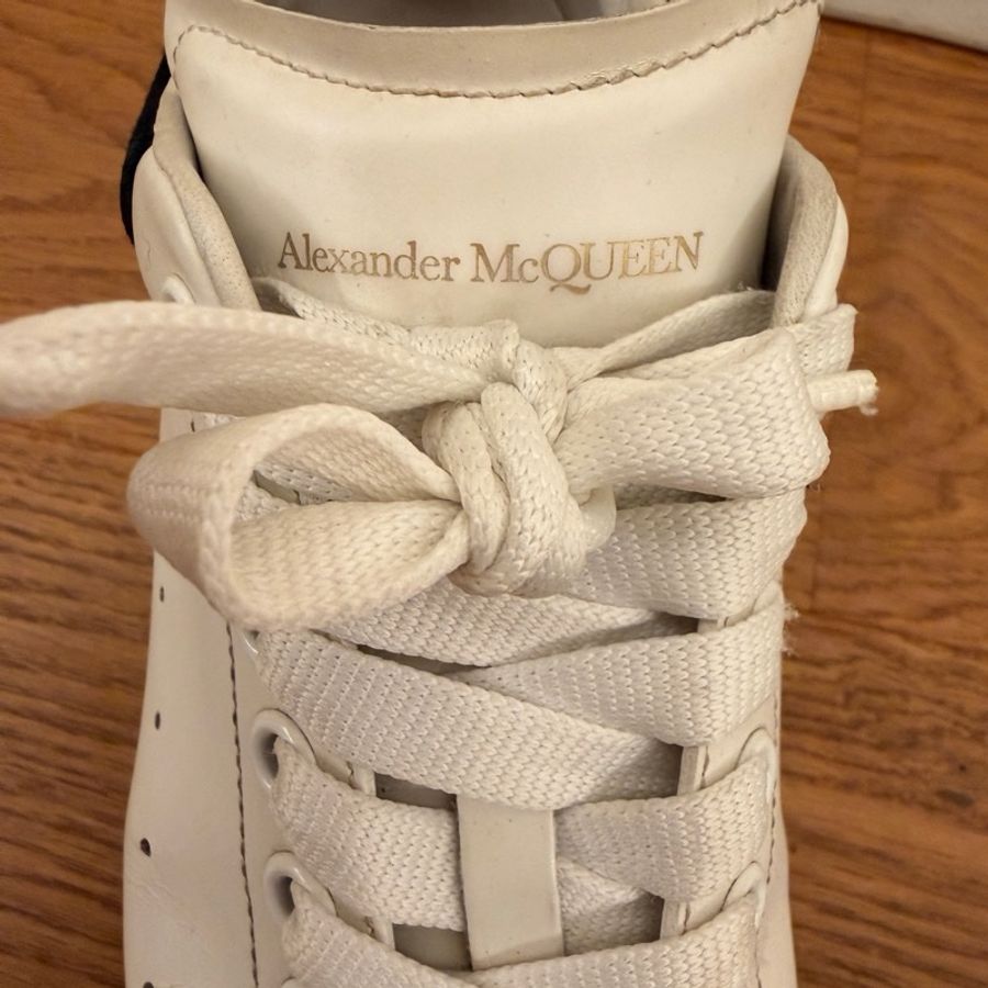 Alexander McQueen 經典厚底小白鞋|黑尾款-12