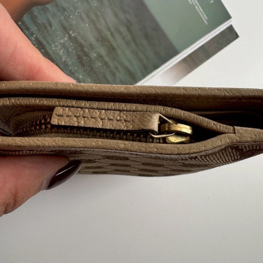 🎉絕版款 GUCCI 經典老花金色半月造型對開短夾-15