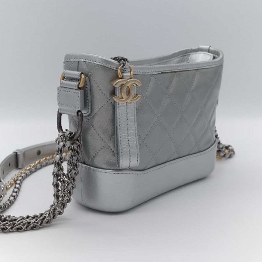 Chanel香奈兒 Gabrielle Hobo 金屬銀色 小牛皮 小型流浪包 肩背包 側背包-4