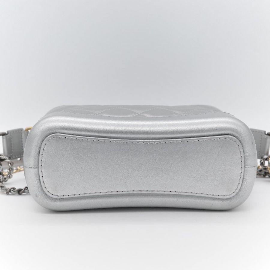 Chanel香奈兒 Gabrielle Hobo 金屬銀色 小牛皮 小型流浪包 肩背包 側背包-7