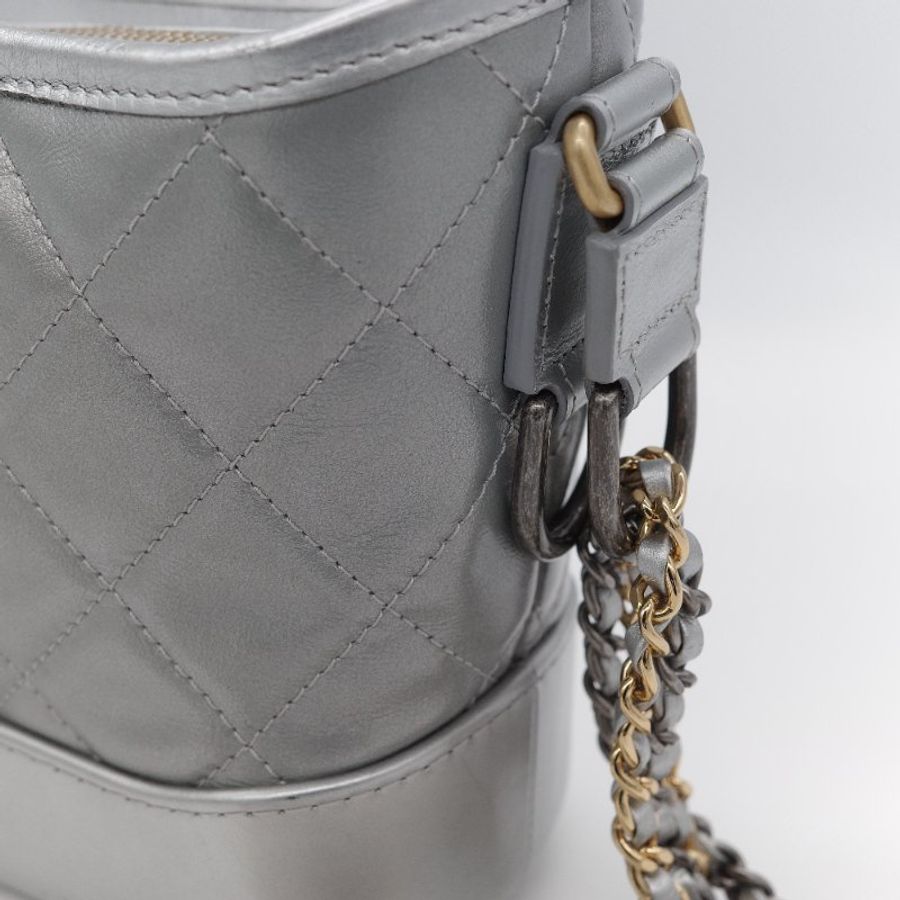 Chanel香奈兒 Gabrielle Hobo 金屬銀色 小牛皮 小型流浪包 肩背包 側背包-8