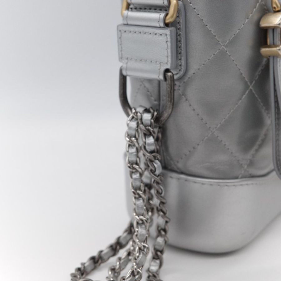 Chanel香奈兒 Gabrielle Hobo 金屬銀色 小牛皮 小型流浪包 肩背包 側背包-10
