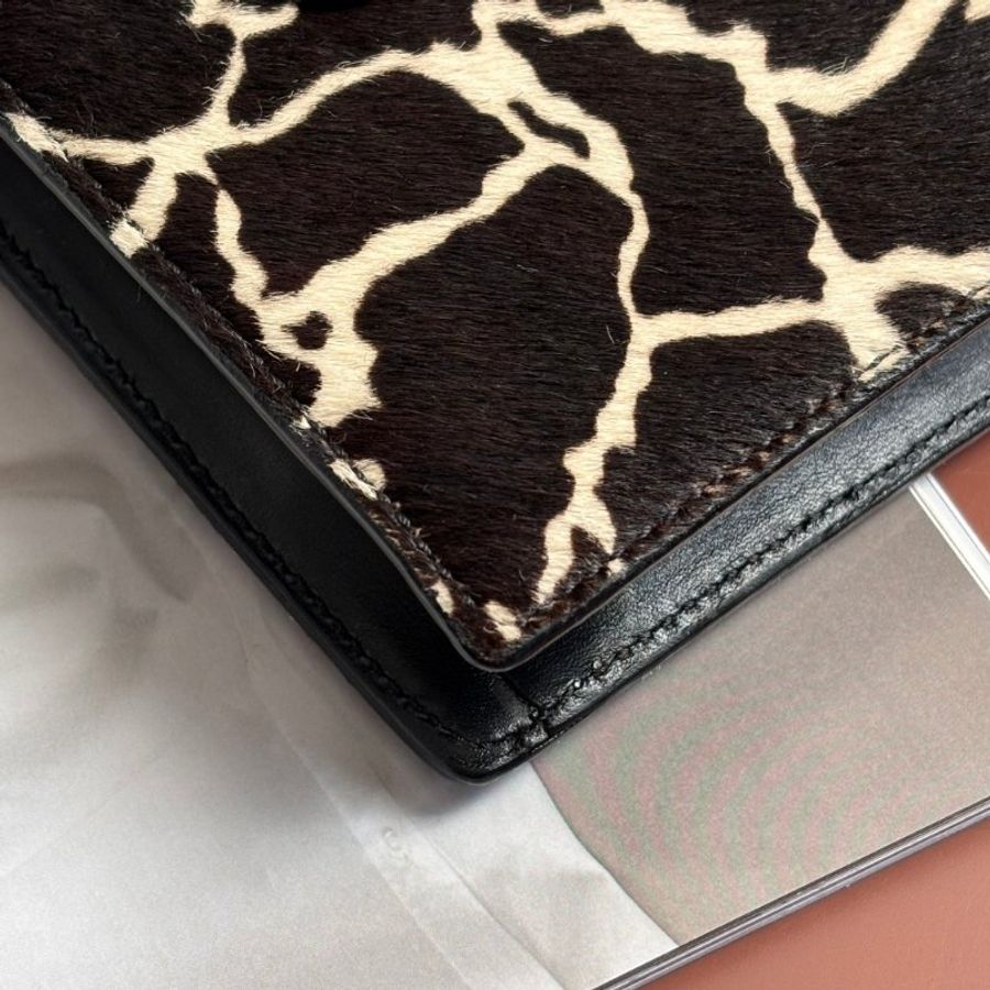 ::VERSACE:: 凡賽斯 黑皮革 黑白馬毛掀蓋斜背包 手拿包-5