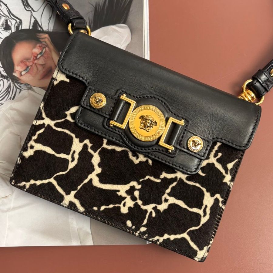 ::VERSACE:: 凡賽斯 黑皮革 黑白馬毛掀蓋斜背包 手拿包-13
