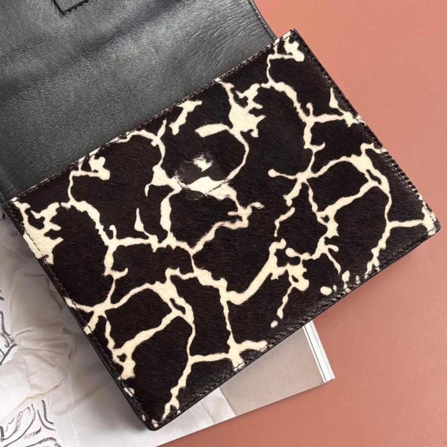 ::VERSACE:: 凡賽斯 黑皮革 黑白馬毛掀蓋斜背包 手拿包-17