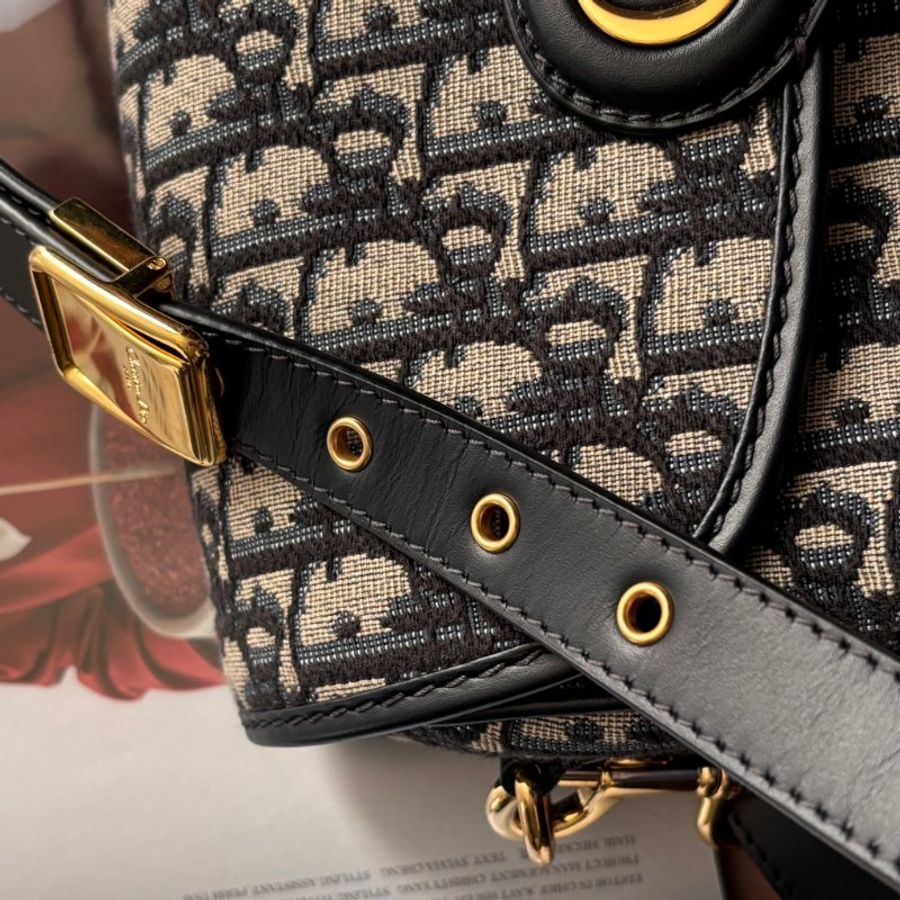 ::Christian Dior:: Dior Bobby 藍色經典緹花金字CD字母 中型馬鞍斜背包-11