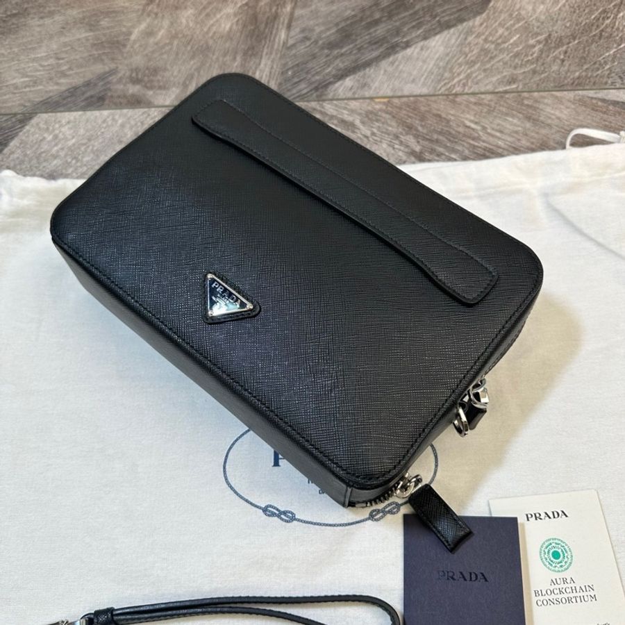 Prada 普拉達 經典款三角標 十字紋手拿包 雙層加寬設計 內有卡位 男款 黑色 尺寸約24*6*18cm 附件：塵袋。-3