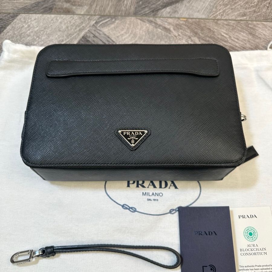 Prada 普拉達 經典款三角標 十字紋手拿包 雙層加寬設計 內有卡位 男款 黑色 尺寸約24*6*18cm 附件：塵袋。-4