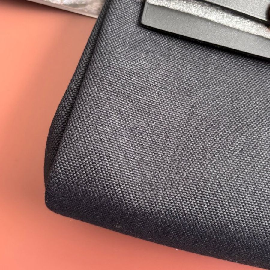 K刻 天菜::HERMES:: MINI HERBAG黑色帆布金釦斜背包-6