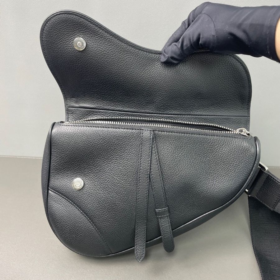 Dior Saddle系列磁性翻蓋粒面觸感牛皮黑色全皮馬鞍斜背包胸包25*16*4.5 98新配件塵袋-2