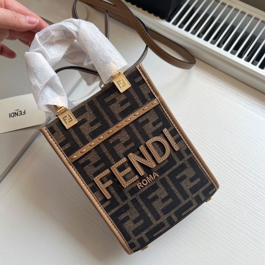Fendi Sunshine Mini托特包經典老花元素淺卡其拼色，玳瑁手柄 13x18cm 全新閒置肩帶塵袋-1