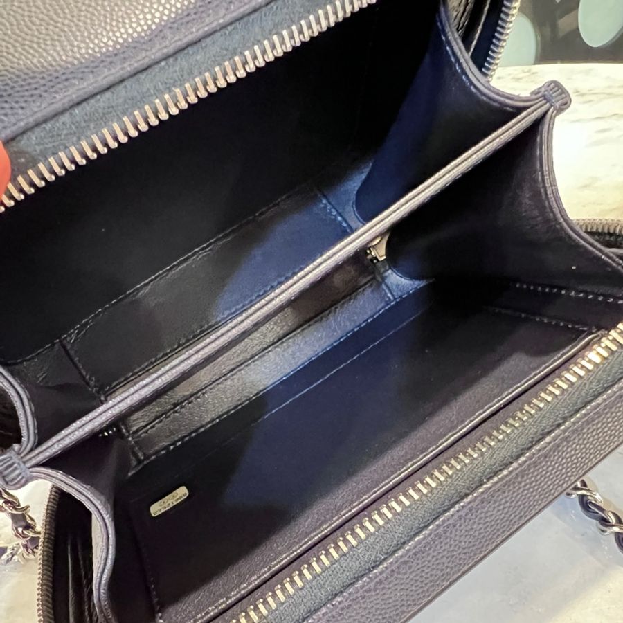 Chanel 深藍荔枝牛皮拼深藍白條紋牛皮銀釦vanityCaseㄇ拉手提斜背包-14