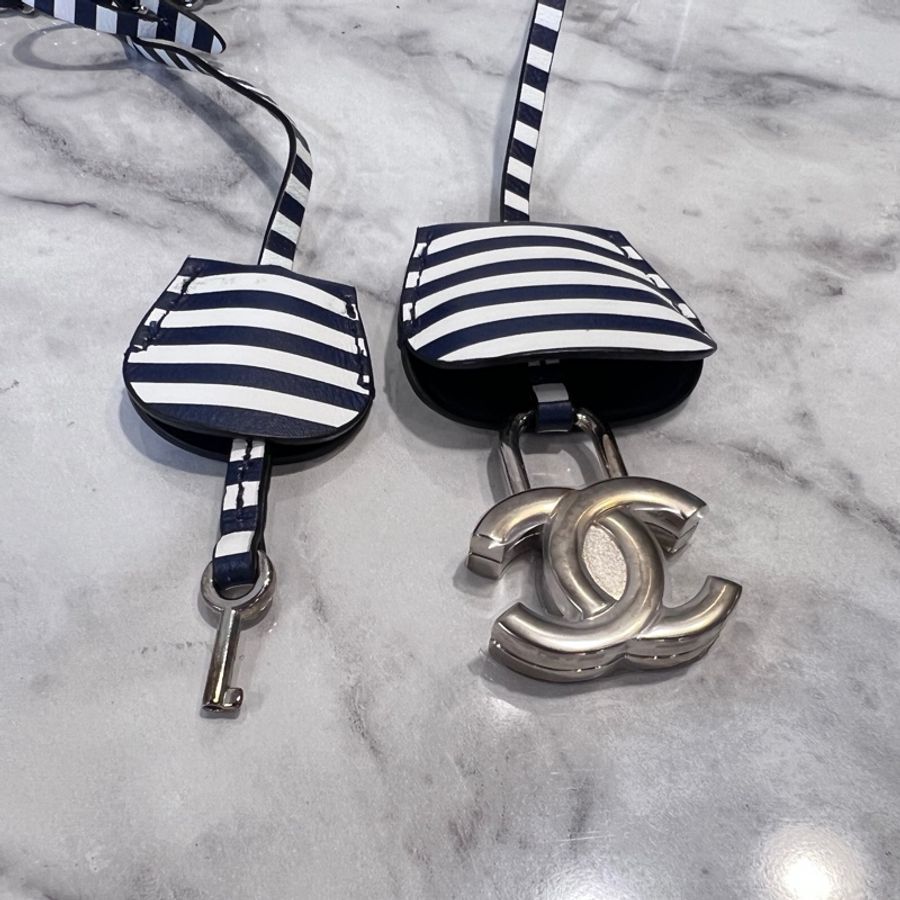 Chanel 深藍荔枝牛皮拼深藍白條紋牛皮銀釦vanityCaseㄇ拉手提斜背包-23