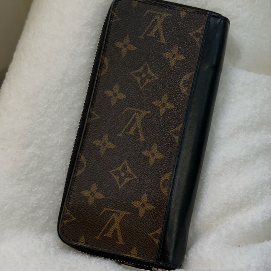LV Monogram 黑邊旅行拉鍊長夾-1