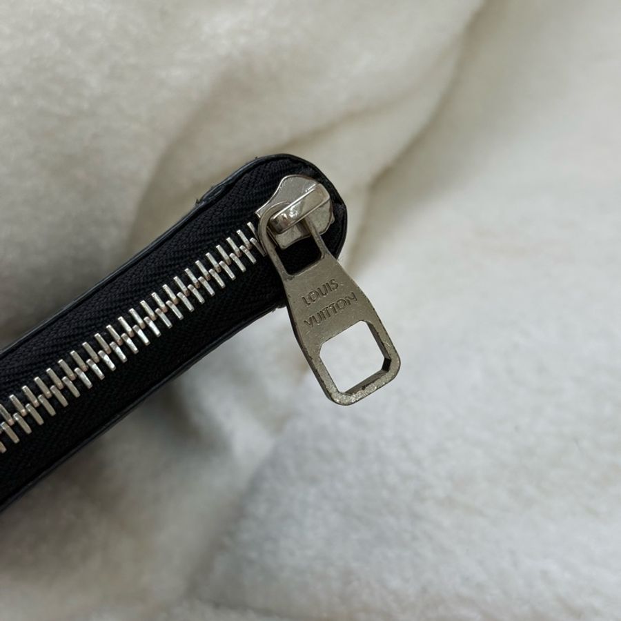 LV Monogram 黑邊旅行拉鍊長夾-6