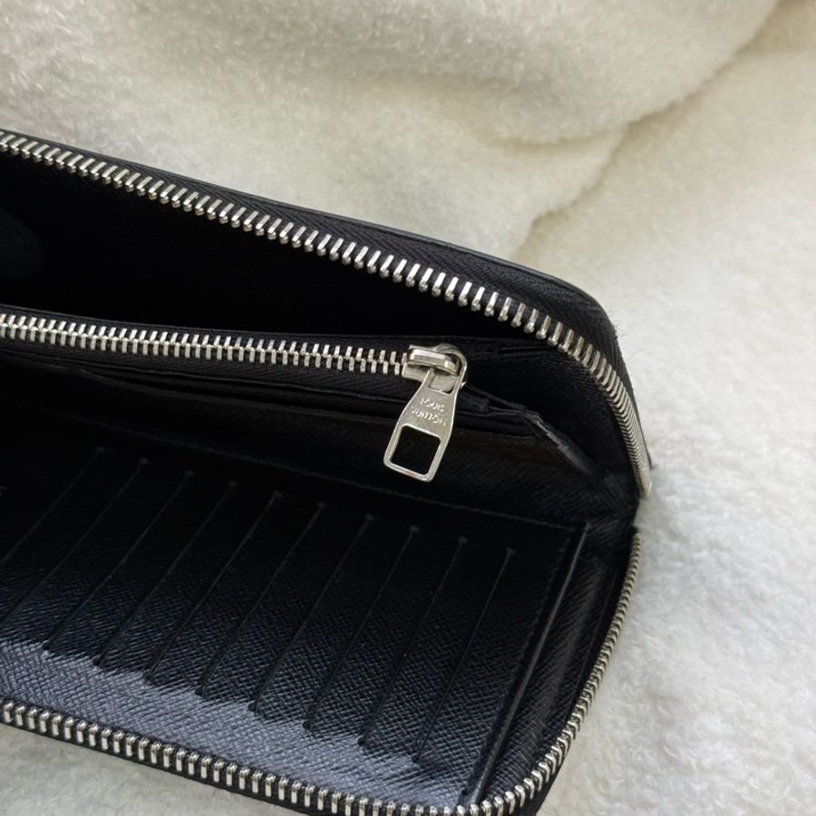 LV Monogram 黑邊旅行拉鍊長夾-10