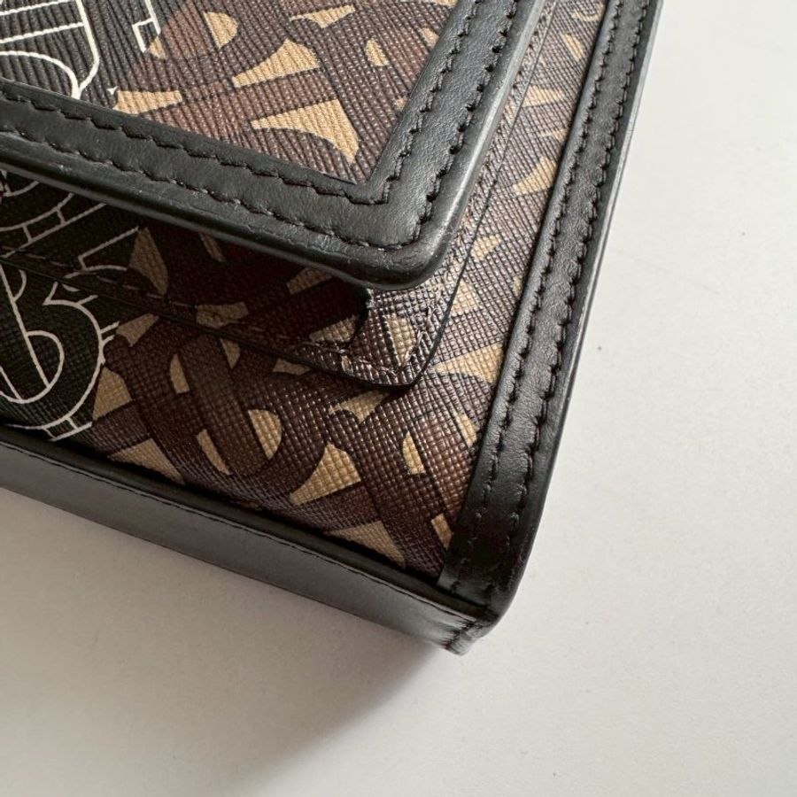 🎉熱賣款 BURBERRY 咖啡色滿版TB Logo 信封包 斜背包-4