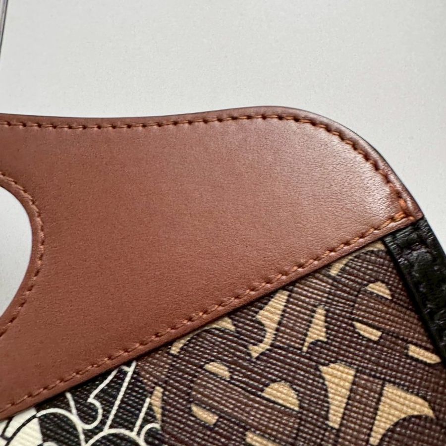 🎉熱賣款 BURBERRY 咖啡色滿版TB Logo 信封包 斜背包-7