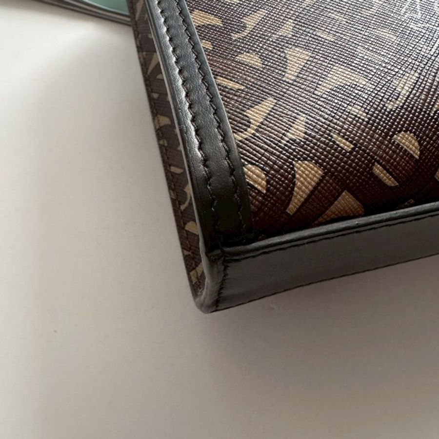 🎉熱賣款 BURBERRY 咖啡色滿版TB Logo 信封包 斜背包-11