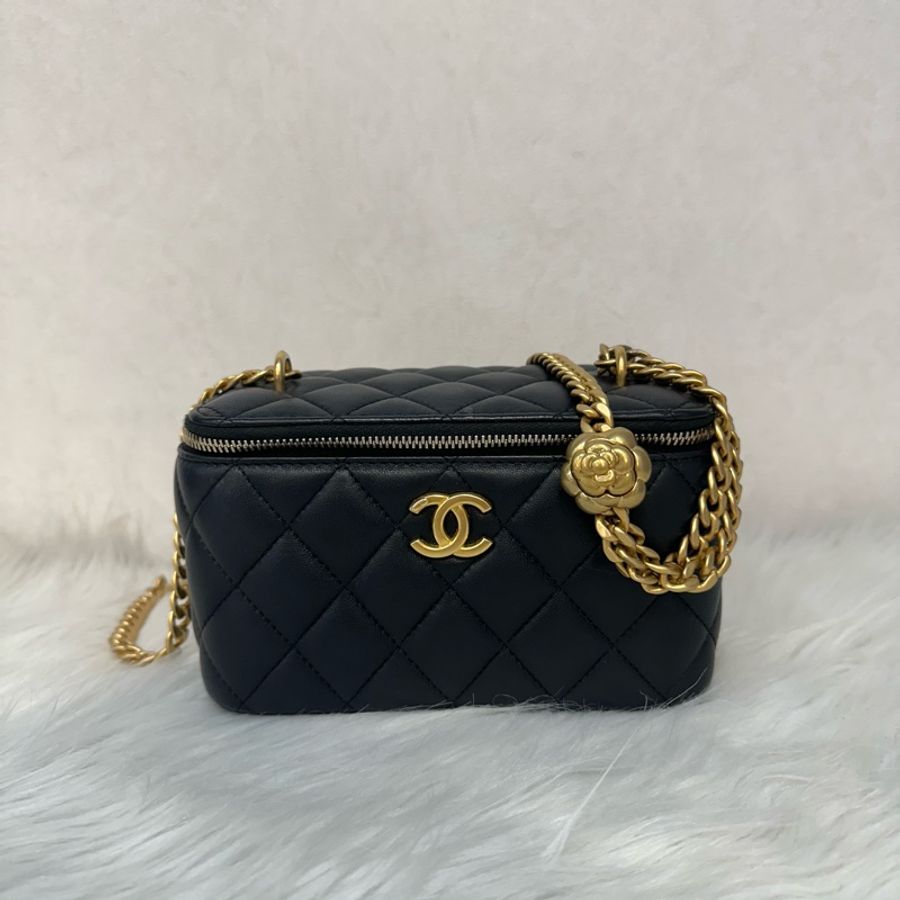 Chanel AP3301 黑羊皮金口山茶花金球斜背包 化妝包-0