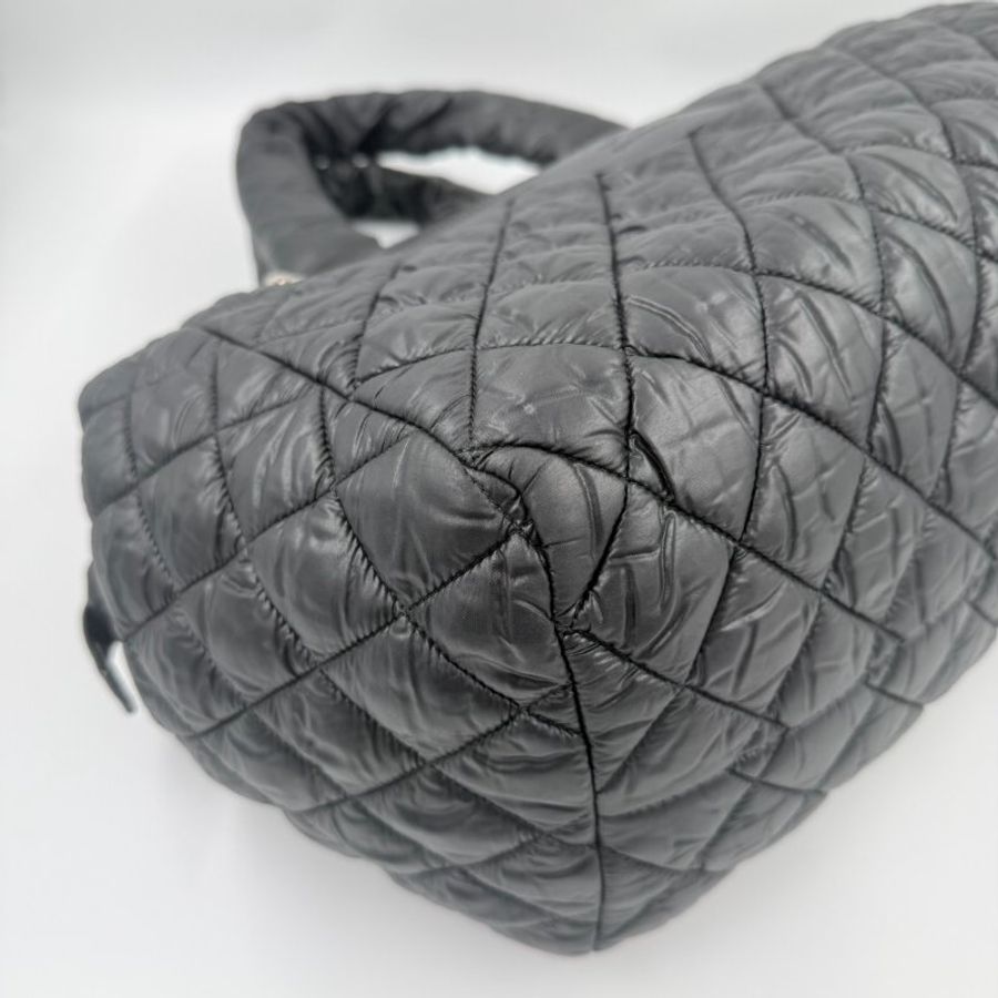 CHANEL - 黑色尼龍拉鍊Coco Cocoon 羽絨手提包-8