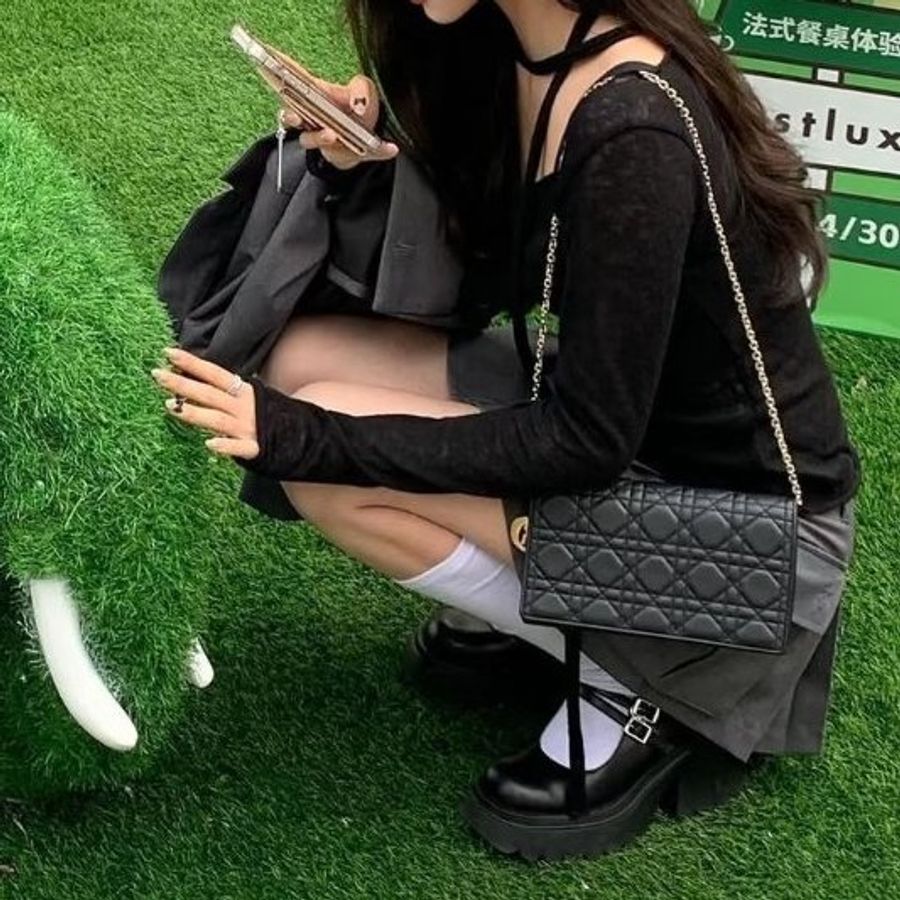 ♱ DIOR - 黑色金釦羊皮藤格紋Lady Dior Pouch斜背包-1
