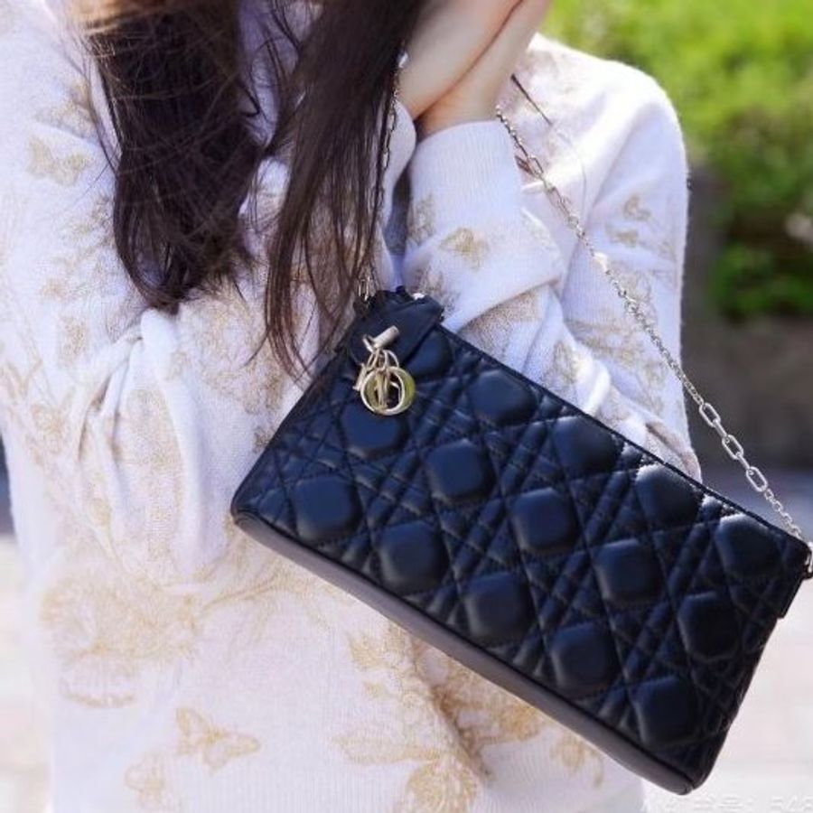 ♱ DIOR - 黑色金釦羊皮藤格紋Lady Dior Pouch斜背包-2