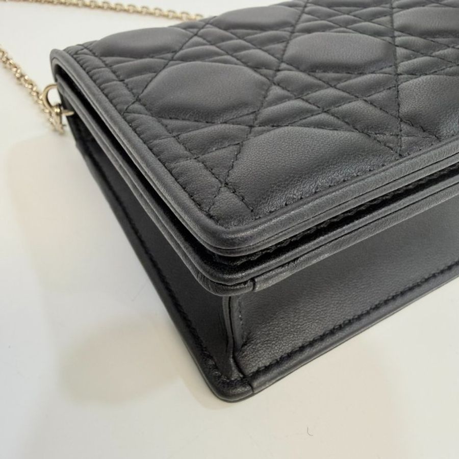 ♱ DIOR - 黑色金釦羊皮藤格紋Lady Dior Pouch斜背包-10