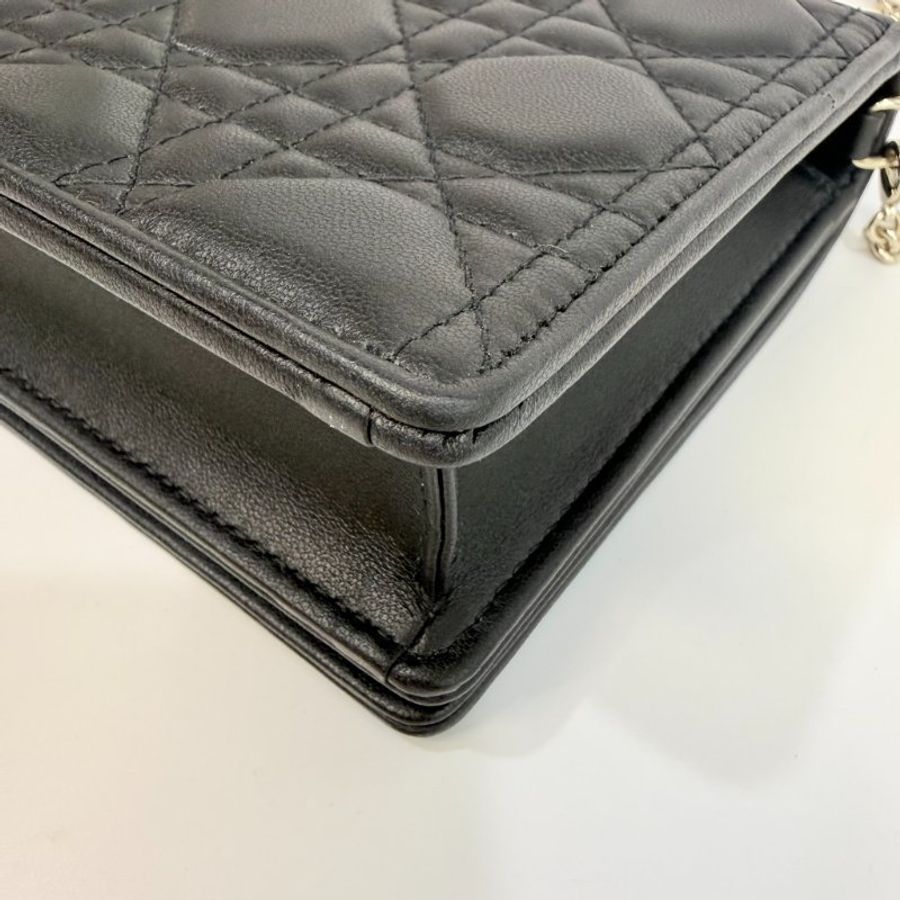 ♱ DIOR - 黑色金釦羊皮藤格紋Lady Dior Pouch斜背包-13