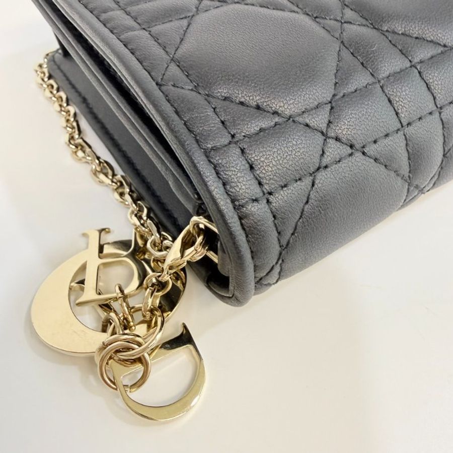 ♱ DIOR - 黑色金釦羊皮藤格紋Lady Dior Pouch斜背包-15