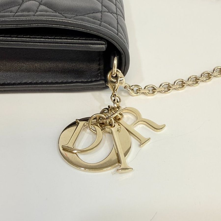♱ DIOR - 黑色金釦羊皮藤格紋Lady Dior Pouch斜背包-16