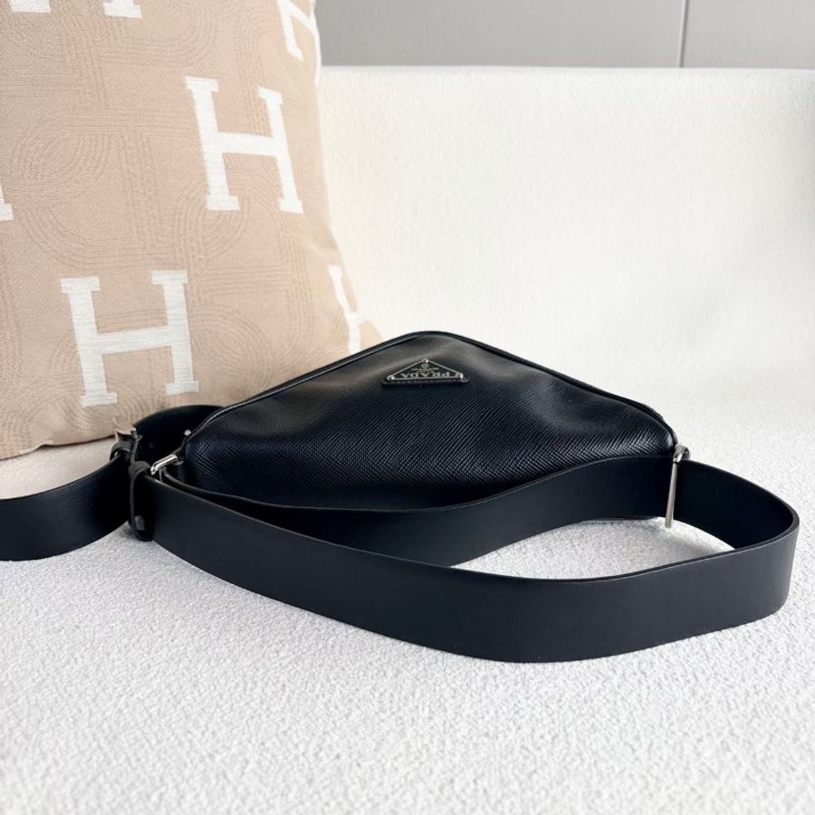 Prada Saffiano三角包 黑色十字紋 牛皮25*15*7 98新配件塵袋 保卡-4