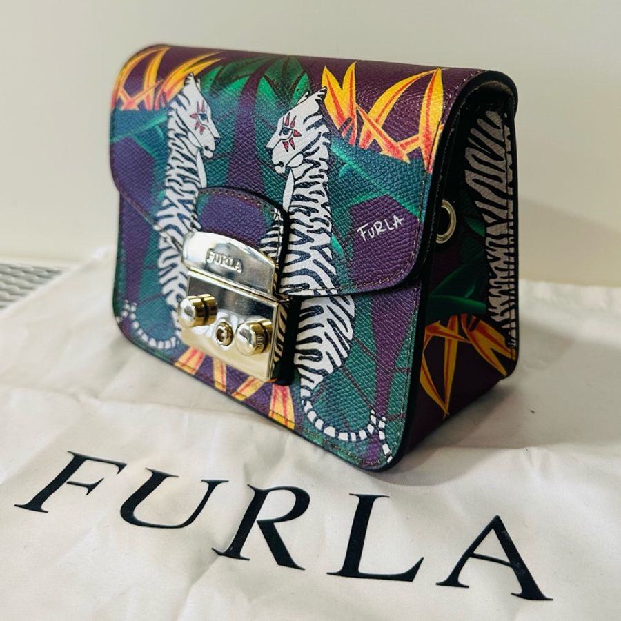 Furla METROPOLIS 義大利🇮🇹 叢林系列 紫色系白色老虎 🐯小方包 肩背包 揹袋可調 機場免稅店購入-0