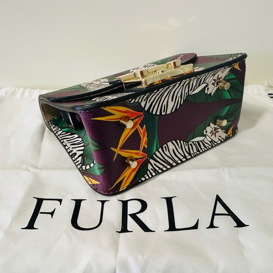 Furla METROPOLIS 義大利🇮🇹 叢林系列 紫色系白色老虎 🐯小方包 肩背包 揹袋可調 機場免稅店購入-5