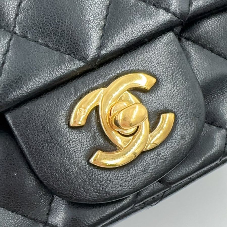 CHANEL黑色羊皮金鍊菱格方胖A35200-22