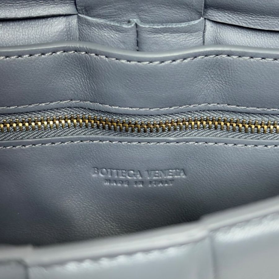 BOTTEGA VENETA Cassette Padded 枕頭包 斜揹袋-17
