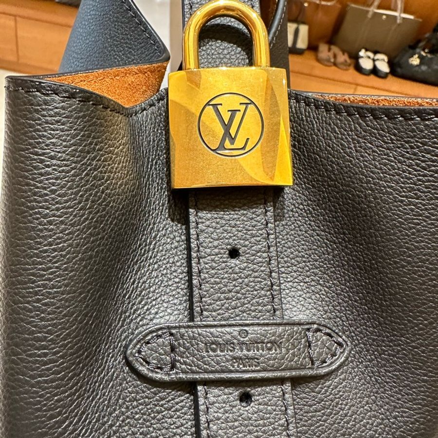 路易威登 lv Low Key Hobo PM鎖頭肩背包 黑色單肩包-10