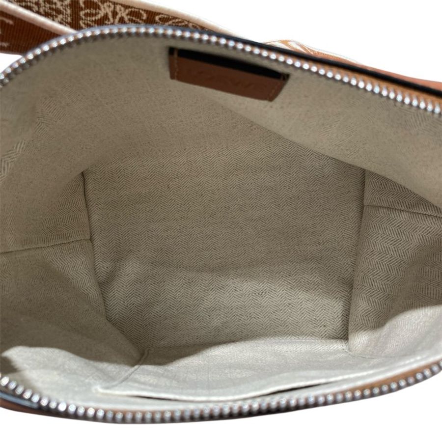 LOEWE CUBI 背帶LOGO側背包 棕色-11