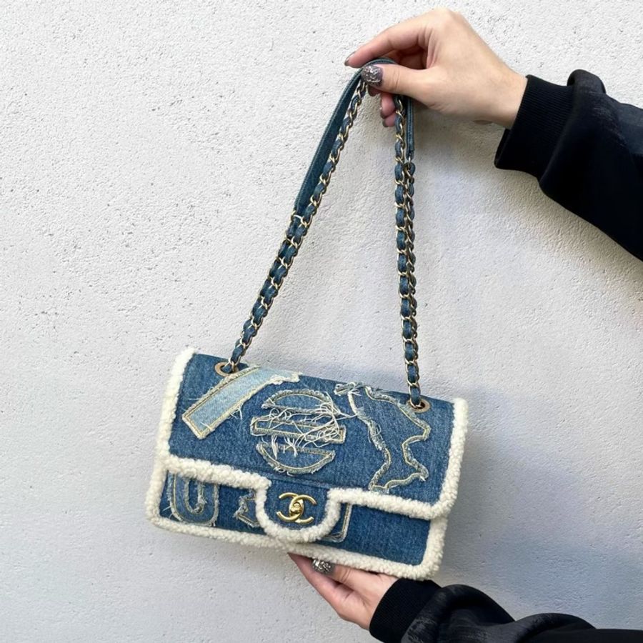 「JL精品代購」 98新 Chanel走秀款羊羔毛牛仔埃及楔形文字刺繡系列CF雙鏈條翻蓋包-3